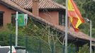 Presencia policial en las inmediaciones del Cuartel de la Guardia Civil de Llanes. El agente de la Guardia Civil que mat� a su expareja, tambi�n miembro del cuerpo falleci� como consecuencia de los disparos que recibi� por otros agentes que intentaron que no huyera y repeler la agresi�n a la v�ctima