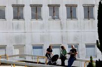 En el bloque quir�rgico hay ventanas apuntaladas y la humedad cubre toda la fachada.