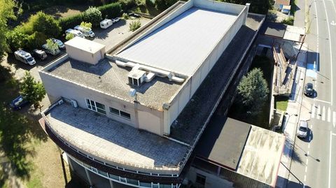 El tejado en terraza del edificio multiusos facilita la acumulacin de agua y provoca humedades en el interior del inmueble