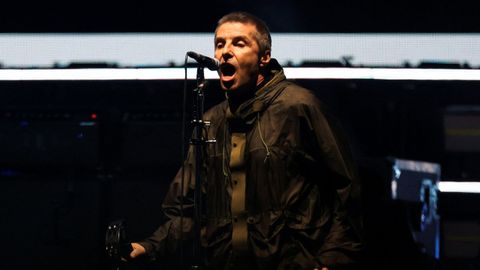 Liam Gallagher  en un concierto en Cardiff, Gales