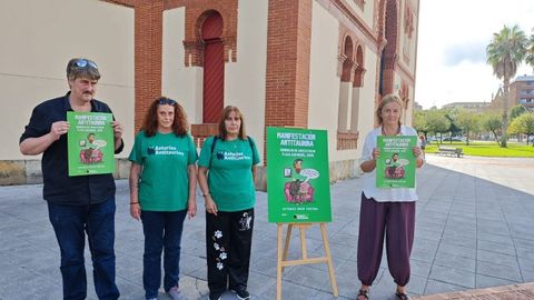 Presentaci�n del cartel de la manifestaci�n antitaurina de Gij�n, con los diputados Xabel Vegas (IU) y Covadonga Tom� (G.Mixto)