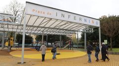 La cubierta del parque incorpora letras de colores con el nombre de la plaza.