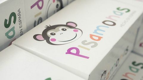 Caja de zapatos de Pisamonas con su reconocible logo