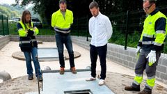 El alcalde de Paderne, Sergio Platas (camisa blanca), revisando las obras en la depuradora de Don�n.