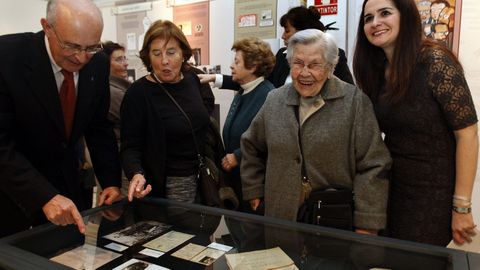 Ana María (segunda pola dereita) nunha exposición en Vigo polo centenario do nacemento de don Paco del Riego.