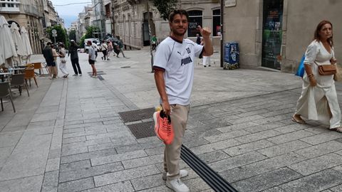 Sergio Carreira, ayer a su salida de A Sede del Celta tras someterse a las pruebas m�dicas.