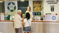 Visitantes en la oficina municipal de turismo de Chantada