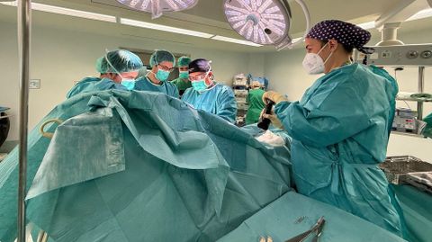Foto de archivo de una cirug�a en el CHUO.