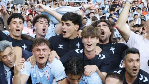 Vicente, en el centro de la imagen, durante la celebraci�n del ascenso del Celta Fortuna.