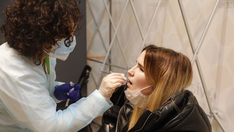 Uno de los últimos test de antígenos en Vialia, este lunes por la tarde