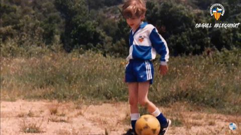 Axel Torres, de pequeo, con la equipacin del Sabadell