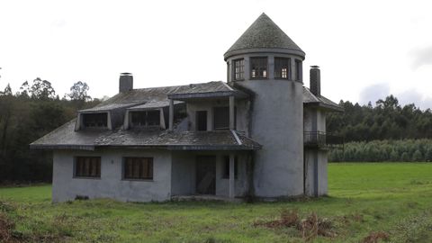 Vivienda sin finalizar en el municipio de Touro.