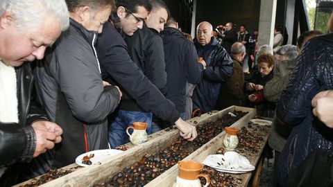 Degustacin de castaas en Seoane do Courel, donde se celebrar la fiesta este ao