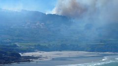 El incendio declarado�hace dos semanas en Noicela, Carballo, visto desde la playa de Cai�n, en el vecino municipio de A Laracha.