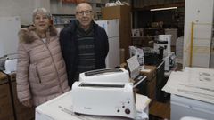 Luis Conde N��ez y su mujer, Lola Bruces, ya jubilada, en el negocio de la Avenida de Cervantes