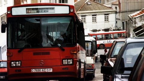 Autobús da Compañía de Tranvías de La Coruña circulando polas rúas de Monte Alto en 1994, pertencente á liña 7 de Atochas a Agra do Orzán