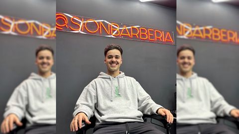 Dami�n Regueira trabaja en la barber�a de moda entre los futbolistas en Galicia