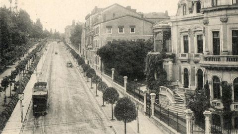 Uno de los tranvas a su paso por la calle Conde Toreno