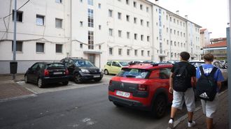 Vista de los bloques de la calle Nar�n, donde se encuentran las primeras viviendas que se rehabilitan por dentro, tras la actuaci�n ya desarrollada en la envolvente.