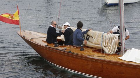 Juan Carlos I y Pedro Campos,  una de las primeras veces en las que navegaba despu�s de su operaci�n en el 2015