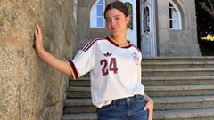 Carlota Moon con su camiseta blanca de la selecci�n, la suya con el 24 de Cucurella