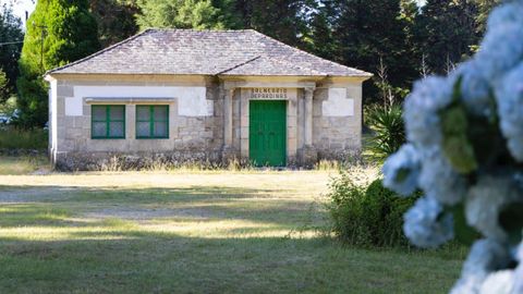 Imagen del balneario de Pardias este verano, sin actividad relacionada con sus aguas mineromedicinales