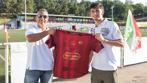 Alejandro Seijo posando con la camiseta del Estradense junto al presidente del club, To&ntilde;o Camba.