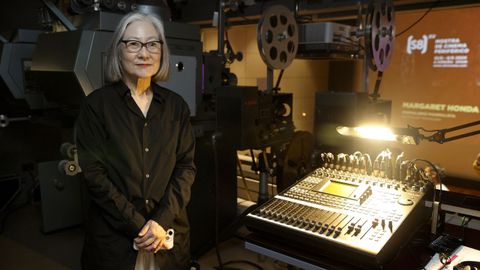 La cineasta Margaret Honda, ante el proyector de 70 mm de la Domus de A Coru�a que volvi� a funcionar para proyectar su pel�cula �Spectrum Reverse Spectrum�en la Mostra de Cinema Perif�rico S8