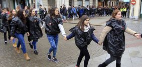 Adem�s de la cadena humana hubo concentraci�n y un minuto de silencio por las v�ctimas. 
