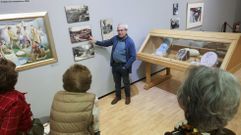 Un momento de una visita a la exposici�n �Ferrol no pasado. A vida coti�, que este jueves se clausura en el Torrente Ballester.