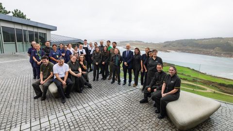 Parte del equipo del Parador de Muxa posa en la entrada del recinto