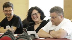 Juan Ram�n Mart�nez Castro lee su emotivo discurso de despedida ante la atenta mirada de sus compa�eros del BNG, Seve Salgueiro e Iria Cotelo