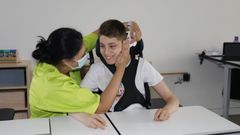 �lex Gunt�n, con una terapeuta en su colegio de Vigo