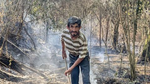 Juan remueve la tierra con su sacho para que no se reactive el fuego