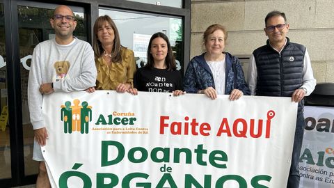 Profesionales del área sanitaria de Ferrol y de Alcer, delante del Concello de Narón, donde montaron una mesa informativa