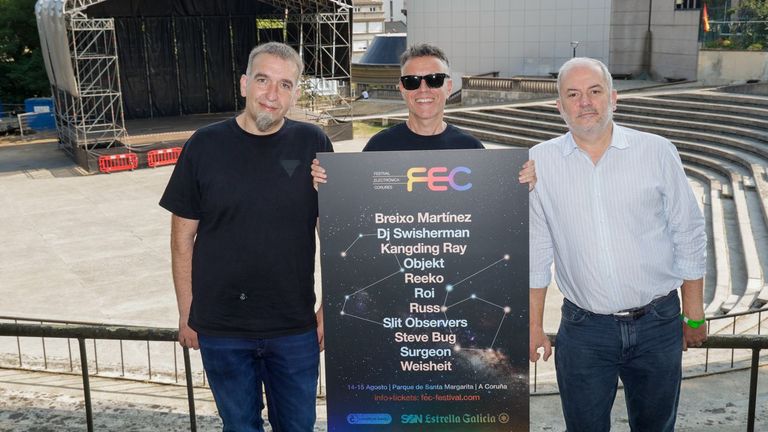 El concejal de Cultura, Gonzalo Castro (derecha), junto a los organizadores del evento, Roi Grobas y Pablo Cubeiro