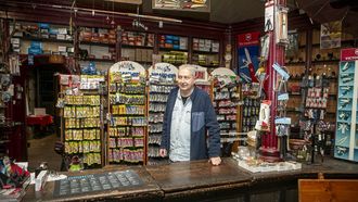 Rodrigo representa la cuarta generación de Armería Romaní, abierta a principios del siglo XX.