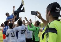 Los jugadores mantearon al entrenador nada m�s terminar el partido ante el Portonovo. 