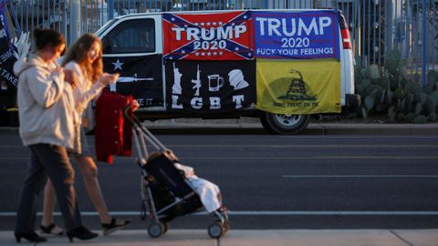 Los simpatizantes de Trump mantienen sus protestas contra el escrutinio en lugares como el condado de Maricopa, en Phoenix (Arizona)