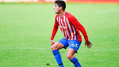 Enol Coto disputando un partido con el filial del Sporting.