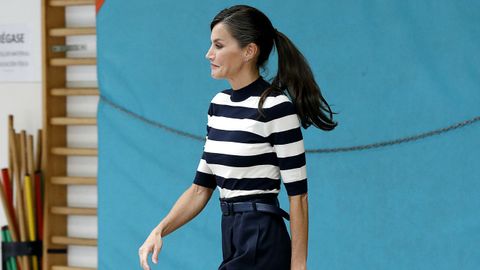 Letizia opt por un look marinero con jersey de rayas y pantaln marino de talle alto.