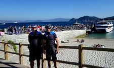 Dos agentes vigilaron ayer el embarque de cientos de visitantes en el muelle de Rodas.