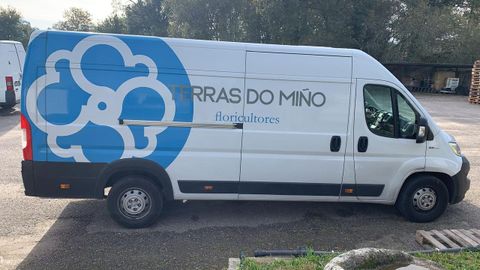 Furgoneta de Terras do Mi�o Floricultores sustra�da en su centro de jardiner�a de Tomi�o por la banda de alucineros