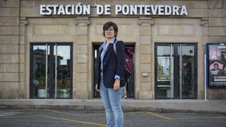 Susana Fern&aacute;ndez, que vive en Vigo y trabaja en Pontevedra, en la estaci&oacute;n de Renfe de la ciudad del L&eacute;rez