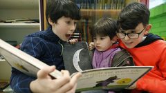 En el colegio de Cambeo (la imagen se tom� antes del confinamiento) los m�s mayores fomentan la lectura entre los m�s peque�os