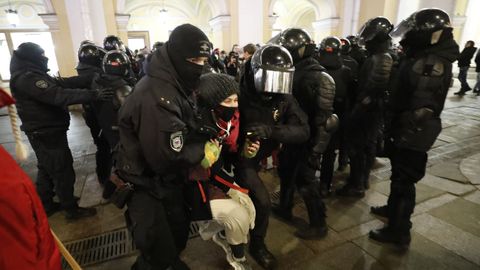 Polic�as rusos detienen a activistas contra la guerra en la ciudad de San Petersburgo