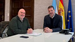 El alcalde de Avi�n, Antonio Montero (izda), con el conselleiro de Cultura, Jos� L�pez Campos.