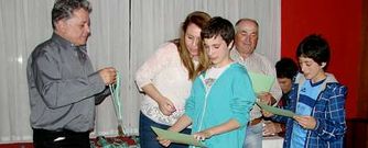 El alcalde de Quiroga con sus concejales entregando las medallas a los ni�os de las escuelas deportivas