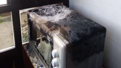 El microondas en el que se origin� el fuego en Perillo.