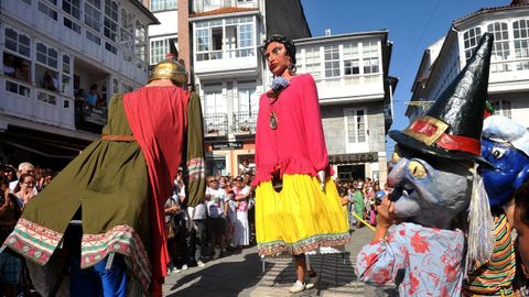 Festa das Peras de Pontedeume con el desfile de M�maros cabezudos y gaiteiros